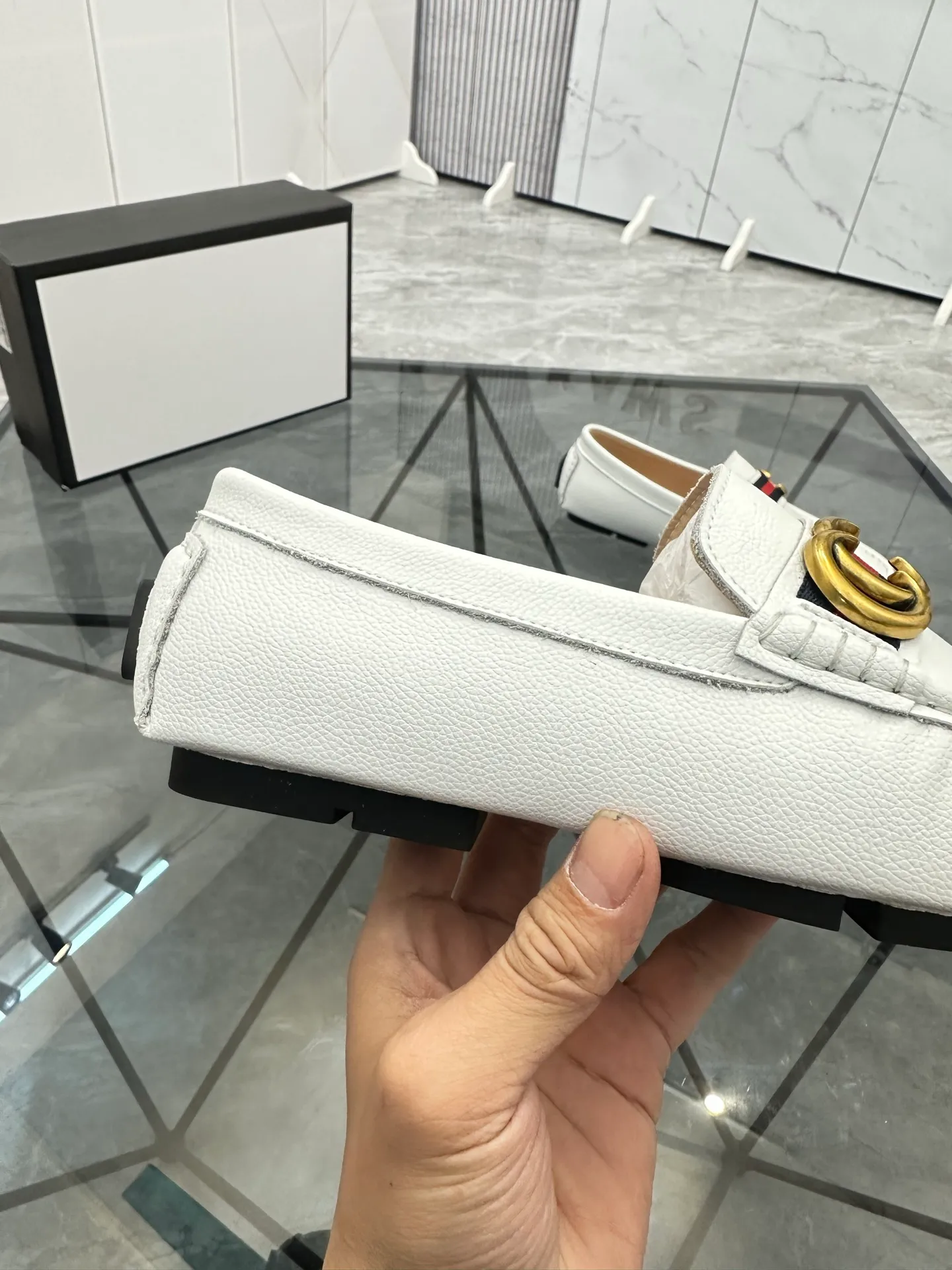 Men's shoes: 💰P400¥ Product trademark: Gucci* "Gucci*" Doudou shoes Regular size: 38-44 (can be customized to 45.46.) Product materials: imported cowhide upper, genuine leather lining, original outsole. No.: 0001